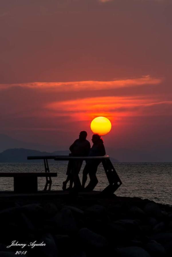 Atardecer Porteno Puntarenas Esterno foto